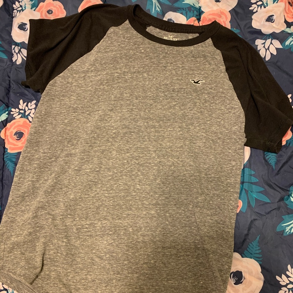 Men’s Hollister tee